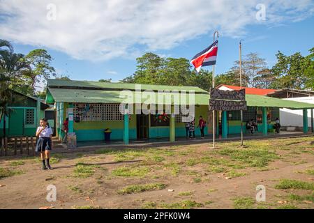 Tortuguero, Costa Rica - Eine Schule in Strandnähe in diesem kleinen Dorf an der Karibikküste neben dem Tortuguero Nationalpark. Costa Rica hat einen High Stockfoto