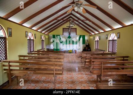 Tortuguero, Costa Rica - Eine einfache katholische Kirche in einem kleinen Dorf an der Karibikküste neben dem Tortuguero Nationalpark. Der Katholizismus ist das Unterfangen Stockfoto