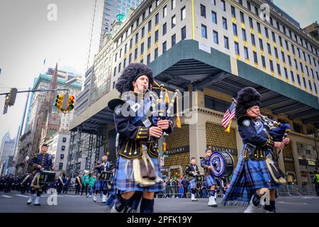 New York, New York, USA. 17. März 2023. New Yorks 2023. Straße Patrick's Day Parade am 17. März 2023. Kredit: Katie Godowski/Media Punch/Alamy Live News Stockfoto