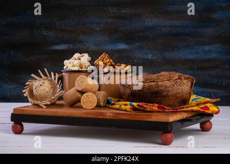 Holztablett mit Kuchen, Popcorn und Süßigkeiten von Festa junina. Stockfoto