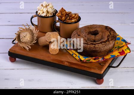 Holztablett mit Kuchen, Popcorn und Süßigkeiten von Festa junina. Stockfoto