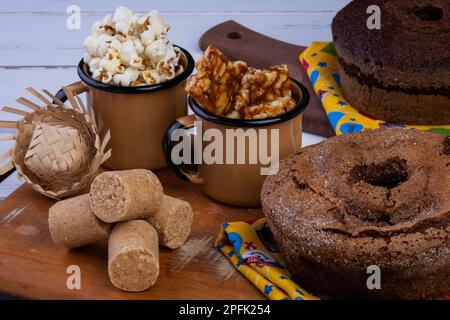 Holztablett mit Kuchen, Popcorn und Süßigkeiten von Festa junina. Stockfoto