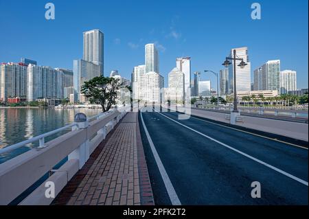 Brickell Skyline von der Brücke nach Brickell Key in Miami, Florida an einem klaren, sonnigen Morgen. Stockfoto