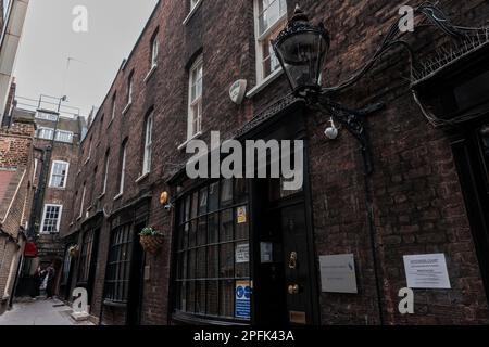 London, Großbritannien. 7. März 2023. Zwei der letzten Gaslampen Londons sind in der Nähe von Covent Garden abgebildet. Der Stadtrat von Westminster hatte geplant, 174 gasbetriebene Lampen, die durch eine Erbe-Bestellung geschützt waren, durch umweltfreundliche LED-Lampen zu ersetzen, aber sie haben ihre Pläne nach einer nachhaltigen Kampagne der Einwohner und Kulturergruppen aufgegeben. Die historischen Gaslampen wurden verwendet, um die Straßen Londons zu beleuchten, wo es einst über 100.000 von ihnen gab, seit etwa 150 Jahren. Kredit: Mark Kerrison/Alamy Live News Stockfoto