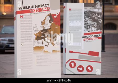 Danzig, Polen. 17. März 2023 Die Ausstellung "Ökonomie des Dritten Reiches" von Instytut Pamieci Narodowej (Institut für nationale Erinnerung) stellt die Ursachen der heutigen deutschen Wirtschaftsmacht vor und erklärt die Ursprünge des deutschen Wirtschaftswunders nach dem Zweiten Weltkrieg. Es zeigt, wie die Infrastruktur und die Technologien aus der Zeit der Wehrwirtschaft (Kriegswirtschaft) auf der Plünderung von Eigentum und der Ausbeutung von Menschen aus Ländern beruhten, die während des Zweiten Weltkriegs von Nazi-Deutschland überfallen wurden © Wojciech Strozyk / Alamy Live News Stockfoto