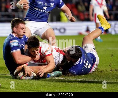 St. Helens' Jonathan Bennison versucht es während des Spiels der Betfred Super League im Totally Wicked Stadium, St. Helens. Foto: Freitag, 17. März 2023. Stockfoto