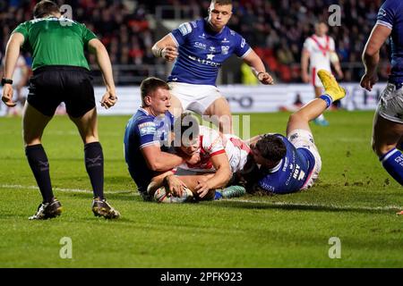St. Helens' Jonathan Bennison versucht es während des Spiels der Betfred Super League im Totally Wicked Stadium, St. Helens. Foto: Freitag, 17. März 2023. Stockfoto