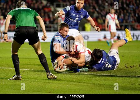 St. Helens' Jonathan Bennison versucht es während des Spiels der Betfred Super League im Totally Wicked Stadium, St. Helens. Foto: Freitag, 17. März 2023. Stockfoto