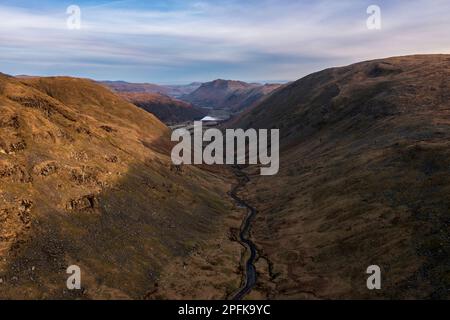 Luftbild einer Drohne mit Blick auf den Sonnenaufgang, Winterblick von Red Screes im Lake District mit Blick auf Brothers Water und Ullswater in der Ferne Stockfoto