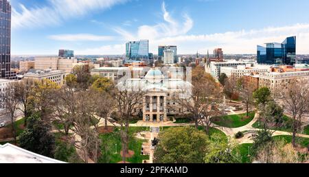 Panoramablick auf das North Carolina State Capitol und die Skyline von Raleigh Stockfoto