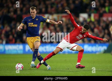 Dan Burn von Newcastle United und Brennan Johnson von Nottingham Forest (rechts) kämpfen während des Premier League-Spiels auf dem City Ground in Nottingham um den Ball. Foto: Freitag, 17. März 2023. Stockfoto