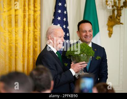 Taoiseach Leo Varadkar (rechts) präsentiert US-Präsident Joe Biden bei einem Empfang zur St. Patrick's Day Celebration und einer Shamrock-Präsentationszeremonie im Weißen Haus in Washington, DC, während des Besuchs des Taoiseach in den USA zum St. Patrick's Day. Foto: Freitag, 17. März 2023. Stockfoto