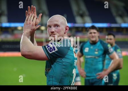 Huddersfield, Großbritannien. 17. März 2023. Liam Farrell #12 von Wigan Warriors klatscht in die Hände und applaudiert den Fans in Vollzeit nach dem Spiel der Betfred Super League Round 5 Huddersfield Giants vs Wigan Warriors in John Smith's Stadium, Huddersfield, Großbritannien, 17. März 2023 (Foto von James Heaton/News Images) Credit: News Images LTD/Alamy Live News Stockfoto