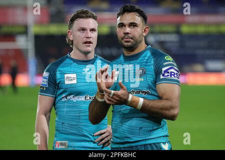 Huddersfield, Großbritannien. 17. März 2023. Jai Field #1 of Wigan Warriors und Bevan French #2 of Wigan Warriors applaudieren den Reisenden Fans nach dem Spiel der Betfred Super League Round 5 Huddersfield Giants vs Wigan Warriors in John Smith's Stadium, Huddersfield, Großbritannien, 17. März 2023 (Foto von James Heaton/News Images) in Huddersfield, Vereinigtes Königreich am 3/17/2023. (Foto: James Heaton/News Images/Sipa USA) Guthaben: SIPA USA/Alamy Live News Stockfoto