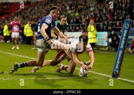 St. Helens' Jonathan Bennison versucht es während des Spiels der Betfred Super League im Totally Wicked Stadium, St. Helens. Foto: Freitag, 17. März 2023. Stockfoto