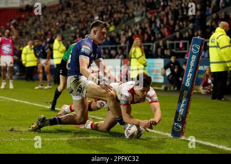 St. Helens' Jonathan Bennison versucht es während des Spiels der Betfred Super League im Totally Wicked Stadium, St. Helens. Foto: Freitag, 17. März 2023. Stockfoto
