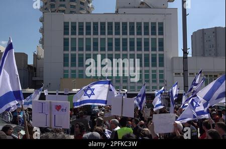 TEL AVIV, ISRAEL - MÄRZ 16: Gegen die Regierung gerichtete Demonstranten halten israelische Flaggen und Zeichen vor der US-Botschaftsabteilung während einer Demonstration, in der die US-Regierung aufgefordert wurde, sich gegen die neue rechtsgerichtete Koalition des israelischen Ministerpräsidenten Benjamin Netanjahu und die von ihr vorgeschlagenen gerichtlichen Änderungen am 16. März 2023 in Tel Aviv, Israel, zu stellen. Kredit: Eddie Gerald/Alamy Live News Stockfoto