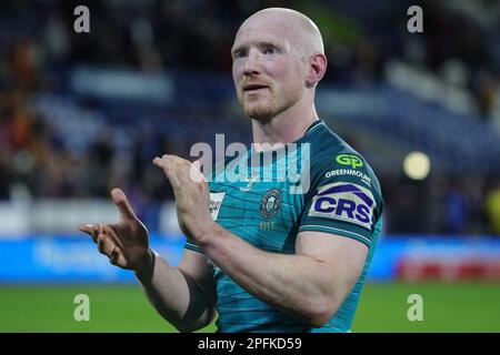 Huddersfield, Großbritannien. 17. März 2023. Liam Farrell #12 von Wigan Warriors klatscht in die Hände und applaudiert den Fans in Vollzeit nach dem Spiel der Betfred Super League Round 5 Huddersfield Giants vs Wigan Warriors in John Smith's Stadium, Huddersfield, Großbritannien, 17. 17. März 2023 2023 (Foto von James Heaton/News Images) in Huddersfield, Großbritannien, 3. (Foto: James Heaton/News Images/Sipa USA) Guthaben: SIPA USA/Alamy Live News Stockfoto