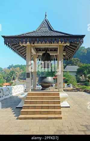 Innengebäude des berühmten buddhistischen Tempels der Zahnreliquie (Sri Dalada Maligawa) in Kandy, Sri Lanka. Stockfoto