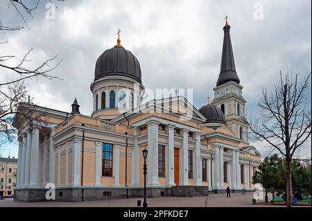 Der Preobrazhensky-Park umgibt die Transfigurationskathedrale in Odesa Ukraine. Stockfoto