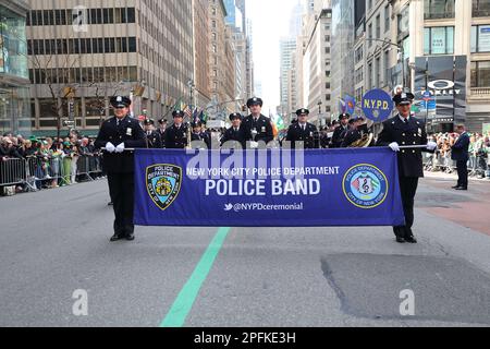 Die Marschkapelle des New York City Police Department tritt während der St. Patrick's Day Parade; 17. März 2023 in New York. (Foto: Gordon Donovan) Stockfoto