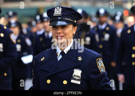 Die Marschkapelle des New York City Police Department tritt während der St. Patrick's Day Parade; 17. März 2023 in New York. (Foto: Gordon Donovan) Stockfoto