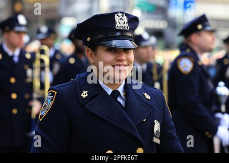 Die Marschkapelle des New York City Police Department tritt während der St. Patrick's Day Parade; 17. März 2023 in New York. (Foto: Gordon Donovan) Stockfoto