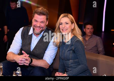 Tetje Mierendorf und Stefanie Hertel während der NDR Talk Show in den NDR Studios am 17. März 2023 in Hamburg Stockfoto