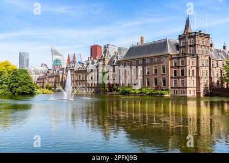 Die Skyline von Den Haag mit Schloss Binnenof und Hofvijver-See im Vordergrund an einem sonnigen Sommerdfay Stockfoto