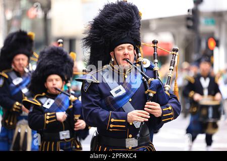 Port Authority Police Emerald Society Irish war Pfeifenband marsch im St. Patrick's Day Parade am 17. März 2023 in New York. (Foto: Gordon Donovan) Stockfoto