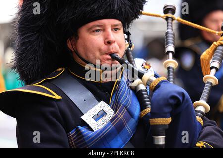 Port Authority Police Emerald Society Irish war Pfeifenband marsch im St. Patrick's Day Parade am 17. März 2023 in New York. (Foto: Gordon Donovan) Stockfoto