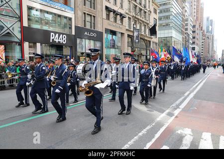 Randolph Macron Academy bandmarsch im St. Patrick's Day Parade am 17. März 2023 in New York. (Foto: Gordon Donovan) Stockfoto