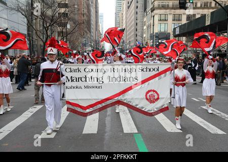 Clark County High School Band marschiert in die St. Patrick's Day Parade am 17. März 2023 in New York. (Foto: Gordon Donovan) Stockfoto