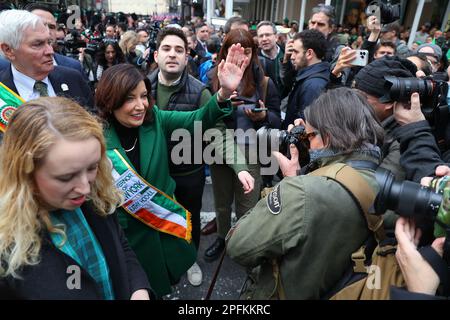 New Yorker Gouverneur Kathy Hochul während der St. Patrick's Day Parade am 17. März 2023 in New York. (Foto: Gordon Donovan) Stockfoto