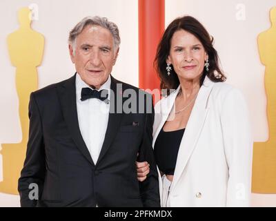 Los Angeles, USA. 12. März 2023. Judd Hirsch und Kathryn Danielle gehen am 12. März 2023 auf dem roten Teppich bei den Academy Awards 95., die von der Academy of Motion Picture Arts and Sciences im Dolby Theatre in Los Angeles, Kalifornien, verliehen werden. (Foto: Sthanlee B. Mirador/Sipa USA) Guthaben: SIPA USA/Alamy Live News Stockfoto