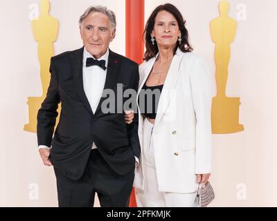 Los Angeles, USA. 12. März 2023. Judd Hirsch und Kathryn Danielle gehen am 12. März 2023 auf dem roten Teppich bei den Academy Awards 95., die von der Academy of Motion Picture Arts and Sciences im Dolby Theatre in Los Angeles, Kalifornien, verliehen werden. (Foto: Sthanlee B. Mirador/Sipa USA) Guthaben: SIPA USA/Alamy Live News Stockfoto