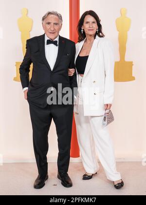 Los Angeles, USA. 12. März 2023. Judd Hirsch und Kathryn Danielle gehen am 12. März 2023 auf dem roten Teppich bei den Academy Awards 95., die von der Academy of Motion Picture Arts and Sciences im Dolby Theatre in Los Angeles, Kalifornien, verliehen werden. (Foto: Sthanlee B. Mirador/Sipa USA) Guthaben: SIPA USA/Alamy Live News Stockfoto