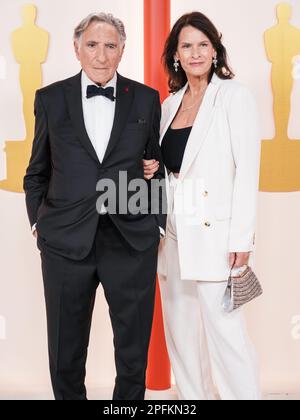 Los Angeles, USA. 12. März 2023. Judd Hirsch und Kathryn Danielle gehen am 12. März 2023 auf dem roten Teppich bei den Academy Awards 95., die von der Academy of Motion Picture Arts and Sciences im Dolby Theatre in Los Angeles, Kalifornien, verliehen werden. (Foto: Sthanlee B. Mirador/Sipa USA) Guthaben: SIPA USA/Alamy Live News Stockfoto
