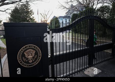 Washington, USA. 17. März 2023. Der Eingang der Residenz des Vizepräsidenten Kamala HarrisÕ in den USA Naval Observatory, wird am 17. März 2023 in Washington, DC, gesehen. (Foto: Oliver Contreras/Pool/Sipa USA) Guthaben: SIPA USA/Alamy Live News Stockfoto