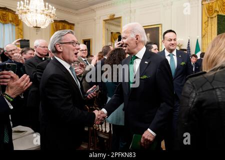 Washington, USA. 17. März 2023. USA Präsident Joe Biden begrüßt Gäste nach einer Shamrock-Präsentation im Weißen Haus in Washington am 17. März 2023. Foto: Yuri Gripas/Pool/Sipa USA Guthaben: SIPA USA/Alamy Live News Stockfoto