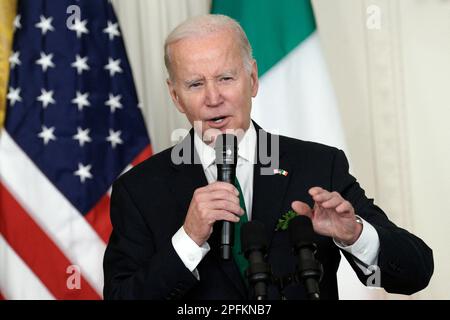 Washington, Usa. 17. März 2023. USA Präsident Joe Biden spricht am 17. März 2023 im Weißen Haus in Washington bei einer Präsentation von Shamrock mit dem irischen Taoiseach Leo Varadkar. Foto: Yuri Gripas/ABACAPRESS.COM Kredit: Abaca Press/Alamy Live News Stockfoto