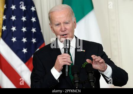 Washington, USA. 17. März 2023. USA Präsident Joe Biden spricht am 17. März 2023 im Weißen Haus in Washington bei einer Präsentation von Shamrock mit dem irischen Taoiseach Leo Varadkar. Foto: Yuri Gripas/Pool/Sipa USA Guthaben: SIPA USA/Alamy Live News Stockfoto