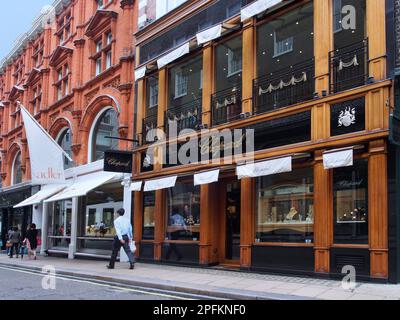 Einkaufslustige gehen vorbei an eleganten Luxusläden auf der New Bond Street in London Stockfoto