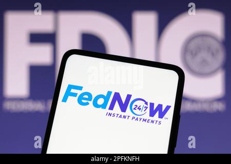 Brasilien. 17. März 2023. Auf diesem Foto sehen Sie das Logo des FedNow Service (Instant Payments) auf einem Smartphone und das US-amerikanische Logo der Federal Deposit Insurance Corporation (FDIC) im Hintergrund. (Kreditbild: © Rafael Henrique/SOPA Images via ZUMA Press Wire) NUR REDAKTIONELLE VERWENDUNG! Nicht für den kommerziellen GEBRAUCH! Stockfoto