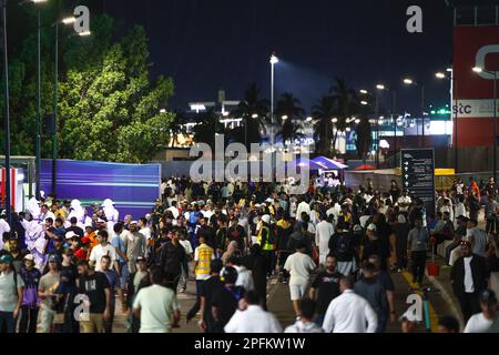 Jeddah, Saudi-Arabien. 17. März 2023. Fans auf der Rennstrecke während des Formel 1 STC Saudi-Arabian Grand Prix 2023, 2. Runde der Formel-1-Weltmeisterschaft 2023 vom 17. Bis 19. März 2023 auf dem Jeddah Corniche Circuit in Jeddah, Saudi-Arabien - Foto: Dppi/DPPI/LiveMedia Credit: Independent Photo Agency/Alamy Live News Stockfoto