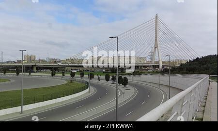 Leere Straße und Brücke in der Nähe des Olympischen Dorfes, Baku, Republik Aserbaidschan Stockfoto