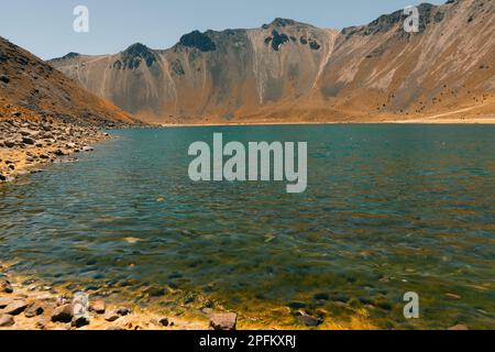 Sehen Sie das Innere des Nationalparks Vulkan Nevado de Toluca mit Seen im Inneren des Kraters. Landschaft in der Nähe von Mexiko-Stadt. Hochwertiges Foto Stockfoto