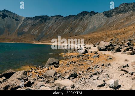 Sehen Sie das Innere des Nationalparks Vulkan Nevado de Toluca mit Seen im Inneren des Kraters. Landschaft in der Nähe von Mexiko-Stadt. Hochwertiges Foto Stockfoto