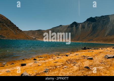 Sehen Sie das Innere des Nationalparks Vulkan Nevado de Toluca mit Seen im Inneren des Kraters. Landschaft in der Nähe von Mexiko-Stadt. Hochwertiges Foto Stockfoto