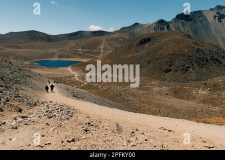 Sehen Sie das Innere des Nationalparks Vulkan Nevado de Toluca mit Seen im Inneren des Kraters. Landschaft in der Nähe von Mexiko-Stadt. Hochwertiges Foto Stockfoto